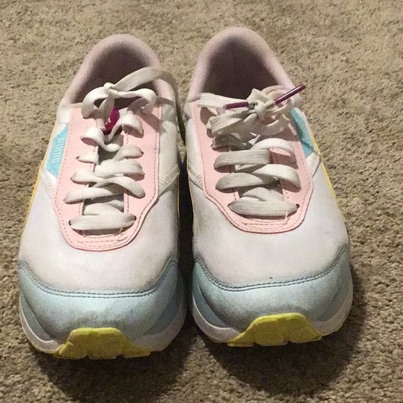 Cute Puma Sneakers ✨ - Picture 3 of 5